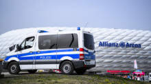 Ein Auto der Polizei steht vor dem Spiel vor der Allianz Arena. Sicherheit hat für die deutschen Behörden bei der Fußball-EM oberste Priorität. Foto: Tom Weller/dpa