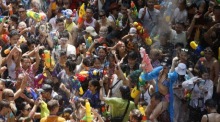 Wasserschlachten zum Songkran-Fest sind in Bangkok nur in ausgewiesenen, alkoholfreien Bereichen und bis 22.00 Uhr erlaubt. Foto: epa/Narong Sangnak