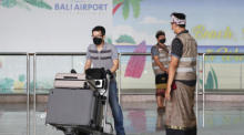 Ausländische Reisende kommen auf dem internationalen Flughafen Ngurah Rai in Bali an. Foto: epa/Made Nagi