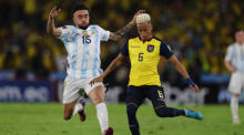 Ecuador's Byron Castillo kämpft mit Nicolas Gonzalez (L) von Argentinien um den Ball. Foto: epa/Jose Jacome