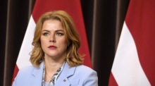 Die lettische Ministerpräsidentin Evika Silina nimmt an einer Pressekonferenz teil. Foto: epa/Valda Kalnina