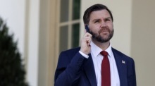 US-Vizepräsident JD Vance telefoniert nach der Vereidigung von Colin McDonald im Eisenhower-Gebäude in Washington. Foto: EPA/Will Oliver/pool