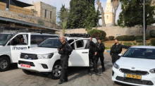 Israelische Grenzpolizisten versammeln sich in der Nähe des Ortes, an dem in der Nacht eine Schießerei in der Nähe der Klagemauer außerhalb der Altstadt von Jerusalem stattgefunden hat. Foto: epa/Abir Sultan