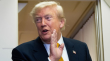 Präsident Donald Trump spricht nach der Landung auf dem Stützpunkt der US-Luftwaffe bei der RAF Mildenhall an Bord der Air Force One mit Reportern. Foto: Alex Brandon/Ap Photo/dpa
