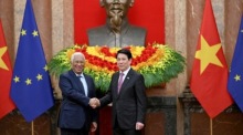 EU-Ratspräsident António Costa begrüßt Vietnams Präsidenten Luong Cuong bei einem Treffen im Präsidentenpalast in Hanoi. Foto: epa/Nhac Nguyen / Pool