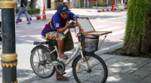 Mobiler Lotterielosverkäufer in Bangkok. Foto: epa/Diego Azubel