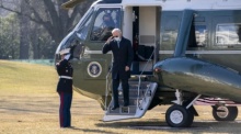 US-Präsident Joe Biden salutiert beim Aussteigen aus der Marine One auf dem South Lawn des Weißen Hauses in Washington. Foto: epa/Stefani Reynolds