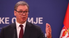 Serbiens Präsident Aleksandar Vucic spricht sehr kurz bei Pressekonferenz in Belgrad nach einem Treffen mit Aserbaidschans Präsident Ilham Aliyev Foto: epa/Andrej Cukic