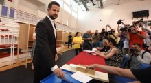 Montenegros Präsident Jakov Milatovic gibt während der Parlamentswahlen in Podgorica seine Stimme ab. Foto: epa/Boris Pejovic