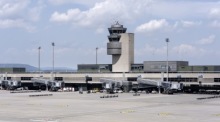 Reisende am Flughafen Zürich können seit Freitag wieder mehr Flüssigkeiten im Handgepäck mitführen. Foto: epa/Gaetan Bally