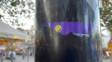 In Amsterdam wurden an öffentlichen Plätzen wie Laternenpfählen Sticker geklebt, über die man mit Hilfe eines QR-Codes Drogen wie XTC online bestellen kann. Foto: Annette Birschel/dpa