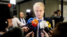 Geert Wilders von der niederländischen Partei PVV spricht zu den Medien, als er zur Debatte über den Abschlussbericht des Informanten Ronald Plasterk in Den Haag eintrifft. Foto: epa/Sem Van Der Wal