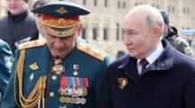 Präsident Wladimir Putin (R) und Verteidigungsminister Sergej Schoigu (L) gehen nach einer Militärparade am Tag des Sieges spazieren. Foto: epa/Mikhael Klimentyev
