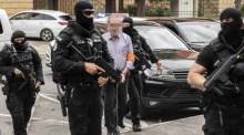 Juraj Cintula wird in Banska Bystrica von der Polizei zum Prozess wegen des Attentats auf Premier Fico geführt. Foto: epa/Jakub Gavlak