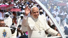 Papst Leo XIV. (Mitte) trifft ein, um auf der Esplanade von Saurimo eine Heilige Messe zu zelebrieren. Foto: epa/Luca Zennaro