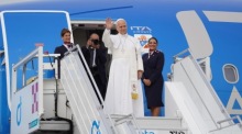 Papst Leo XIV winkt beim Abflug in Rom vor seiner Reise nach Afrika, die ihn unter anderem nach Algerien führt. Foto: epa/Telenews