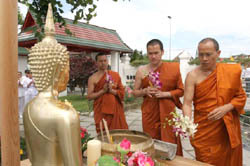 Mönche betteln nicht um Almosen Entstehung der gelben Robe und warum Buddha nicht von der Schöpfung spricht