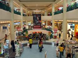 Wie in jeder grösseren Stadt Thailands gibt es natürlich auch in Korat The Mall: Sie wurde im Jahr 2000 eröffnet und findet sich als modernes Einkaufszentrum, unverzichtbarer Treffpunkt und in der Form eines Hufeisens an der Hauptverkehrsader Mittraphab