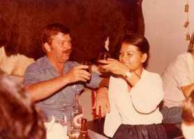     11. November 1979: Dick und seine Frau Pen prosten sich bei Eröffnung des Restaurants zu.    
