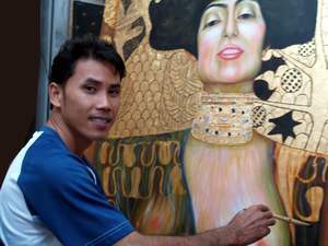 Mana Yaprakham Artist Mana kopiert das Gemälde Judith II von Gustav Klimt. 