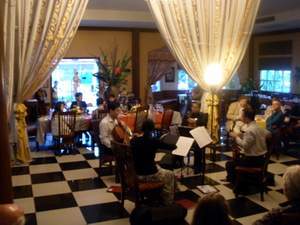 Für Musikdarbietungen wie geschaffen: das stilvolle Ambiente des La Dolce Vita (hier mit dem Bangkok String Quartet). 