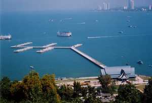 Pattayas neuer Hafen aus der Vogelperspektive: Der 803 Meter lange Pier hat 240 Millionen Baht gekostet. Der Anleger ist seit Monaten fertig und vor seiner Eröffnung bereits zu klein, um alle Boote, Kutter und Fähren aufzunehmen.