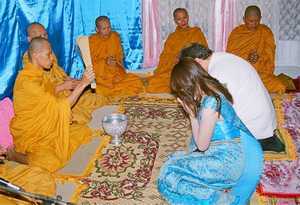 Viele der deutsch-thailändischen Paare entscheiden sich für eine festliche Trauung in Form einer buddhistischen Zeremonie. 