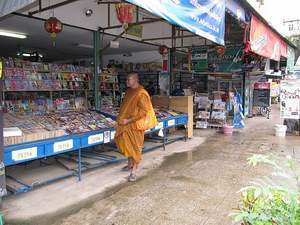 Überall in der Stadt werden verschiedenste Waren angeboten. Doch trotz all des geschäftigen Treibens geht es in Udon Thani noch ursprünglich freundlich und familiär zu. Fotos: bj