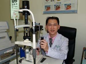 Dr. Nattawat R., Augenarzt, rät im Rahmen der Vorsorge zu frühzeitiger Überprüfung der Augen.