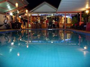 Zum ungestörten Entspannen und Relaxen lädt der große Pool im Herzen der Resortanlage ein, der besonders nach Sonnenuntergang ein romantisches Ambiente versprüht. 