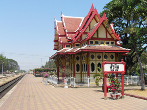 Errichtet wurde der königliche Wartesaal an der Hua Hin Railway Station im Stil einer traditionellen Sala
