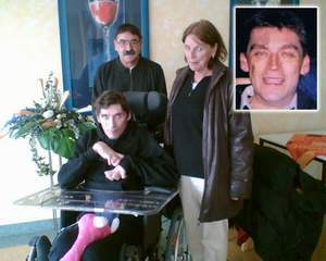 Maik Siegmund sitzt vorerst im Rollstuhl und kämpft gemeinsam mit seinen Eltern Margit und Frank für seine Genesung. Im kleinen Bild, Maik vor seinem schweren Unfall.