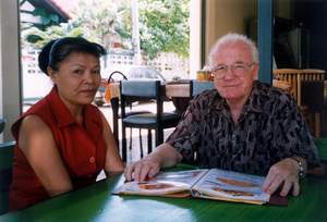 Walter Schaufelberger mit seiner Haushälterin und Köchin Porn im Restaurant Zum Giftzwerg an der Soi Korphai. Der 75-jährige Schweizer lebt seit sechs Jahren in Pattaya.