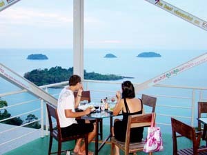 Luftiger  und  romantischer  geht  es  wohl  kaum:  Auf  Koh  Changs neuem „Lighthouse“ lässt sich das Leben in vollen  Zügen genießen – besonders in trauter Zweisamkeit.  Fotos vk