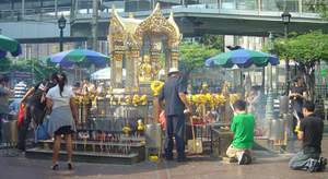 Der Erawanschrein vor dem Hyatt Hotel in Bangkok. 