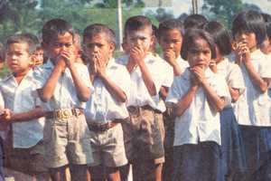 Mädchen und Jungen einer Dorfschule