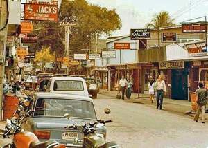 Pattayas Walking Street vor 30 Jahren: aus einem Fischerdorf wurde eine Stadt. Sie hat heute vieles zu bieten, für jeden Geschmack. Nur eines ist sie nicht mehr: ein Seebad. Das Foto wurde vor dem Schneider Jack & Dave (heute vis-a-vis der Lucifer-Diskoth