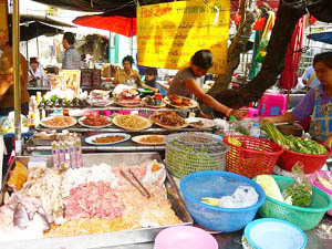 An Straßenständen werden exotische Gerichte angeboten. Viele Händler nehmen es allerdings mit der Hygiene nicht so genau.