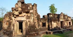 Die Provinz Surin beherbergt viele alte Khmer-Bauwerke. Doch wer genug Mut hat, kann einen spannenden Ausflug zu den alten Ruinen von Prasat Tamuen Toch wagen, einem alten Khmer-Tempel im Grenzgebiet zwischen Thailand und Kambod scha, um den es immer wied