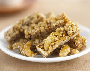 Eine Besonderheit während des Wan Sart-Tages ist Krayasart, ein süßes Dessert, das aus Reis, Erdnüssen, Sesam und Zucker oder Honig zubereitet wird.