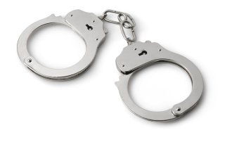Verdeckten Ermittlern gelang es, einen Mann zu verhaften, der sich als Polizist ausgab und minderjährige Mädchen für sexuelle Dienste Männern zuführte. Symbolbild: Fotolia.com