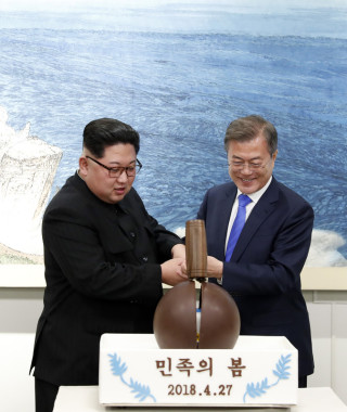 Der südkoreanische Präsident Moon Jae-in (r.) und der nordkoreanischer Machthaber Kim Jong-un. Archivbild: epa/Korea Summit Press