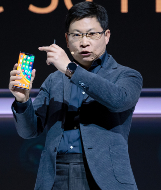 Richard Yu, Chef des Verbrauchergeschäfts von Huawei, präsentiert während einer Pressekonferenz die neue Huawei Smartphone Serie Mate 30 / 30 Pro. Foto: Sven Hoppe/dpa