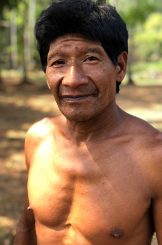 Ein indigener Ureinwohner vom Stamm der Uru-Eu-Wau-Wau im Amazonas. Foto: Leandro Langoni/Zdf/Arte/dpa 