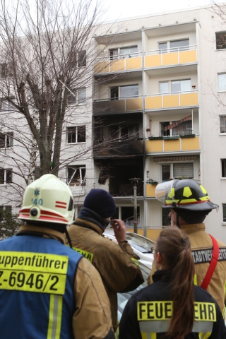 Einsatzkräfte stehen vor einem Mehrfamilienhaus nach einer Explosion. Foto: Matthias Bein/Dpa-zentralbild/dpa