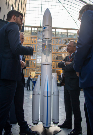 Dieter Kempf (Mitte r), Präsident des Bundesverbands der Deutschen Industrie (BDI), steht neben dem Modell der neuen Trägerrakete Ariane 6 beim ersten Weltraumkongress des BDI im Haus der Deutschen Wirtschaft. Foto: Monika Skolimowska/Dpa-zentralbild/dpa
