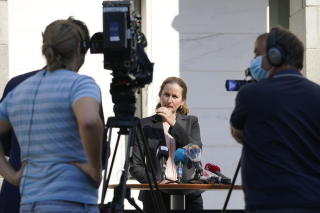 Eine Anwältin wendet sich an die Medien. Foto: epa/Heiko Junge