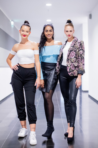 Cäcilia (l-r), Sayana und Simone, Teilnehmerinnen am Finale von Germany's next Topmodel, stehen in einem Flur im ISS Dome. Foto: Rolf Vennenbernd/Dpa