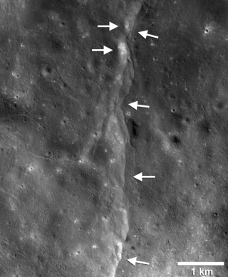 Eine sogenannte Überschiebung auf dem Mond, die von der Nasa-Sonde Lunar Reconnaissance Orbiter (LRO) entdeckt wurde. Foto: -/Nasa/GSFC/Arizona State 