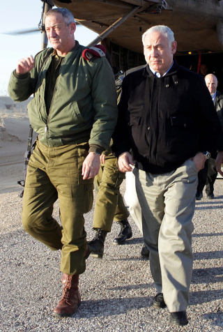 Der damalige Generalmajor Benny Ganz (l) geht nebem dem israelischen Ministerpräsidemten Benjamin Netanjahu. Foto: Ariel Jerozolimski/Pool/epa/dpa